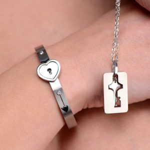 Adorn yourself and your partner with a constant reminder of the surrender and commitment within your relationship. The attractive and subtle design of this petite